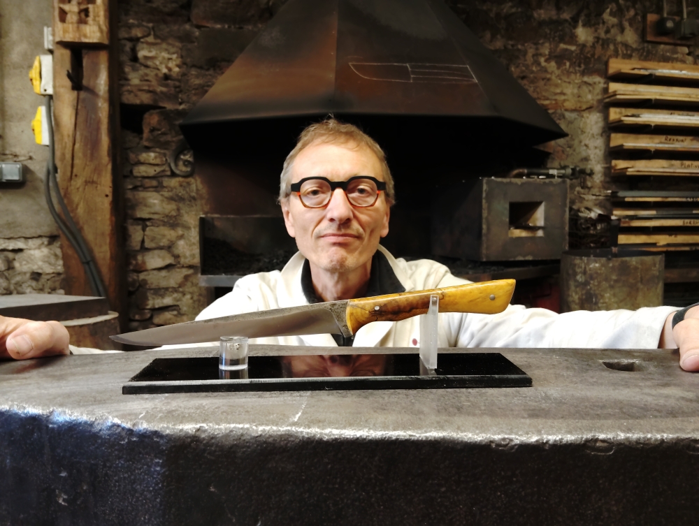 Stage coutellerie : Guillaume forge son couteau désosseur artisanal, Vielverge, O Feu Forgé