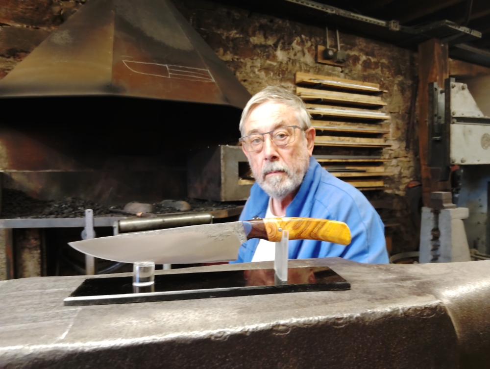 Stage coutellerie : Guillaume forge son couteau de cuisine artisanal, Vielverge, O Feu Forgé