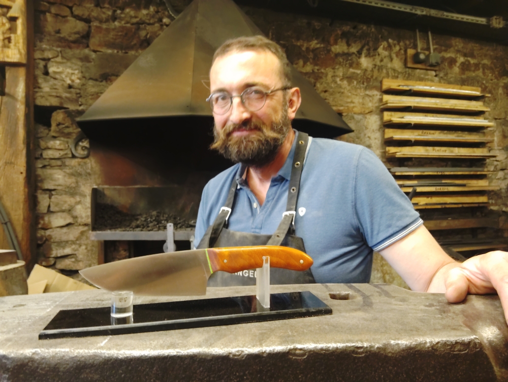 Stage coutellerie : Antoine, une rencontre inattendue avec la matière, Vielverge, O Feu Forgé