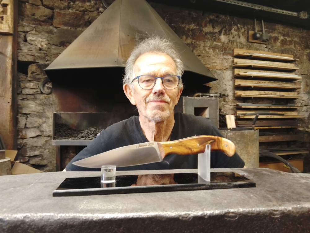 stage de coutellerie – Jacques forge son rythme, Vielverge, O Feu Forgé