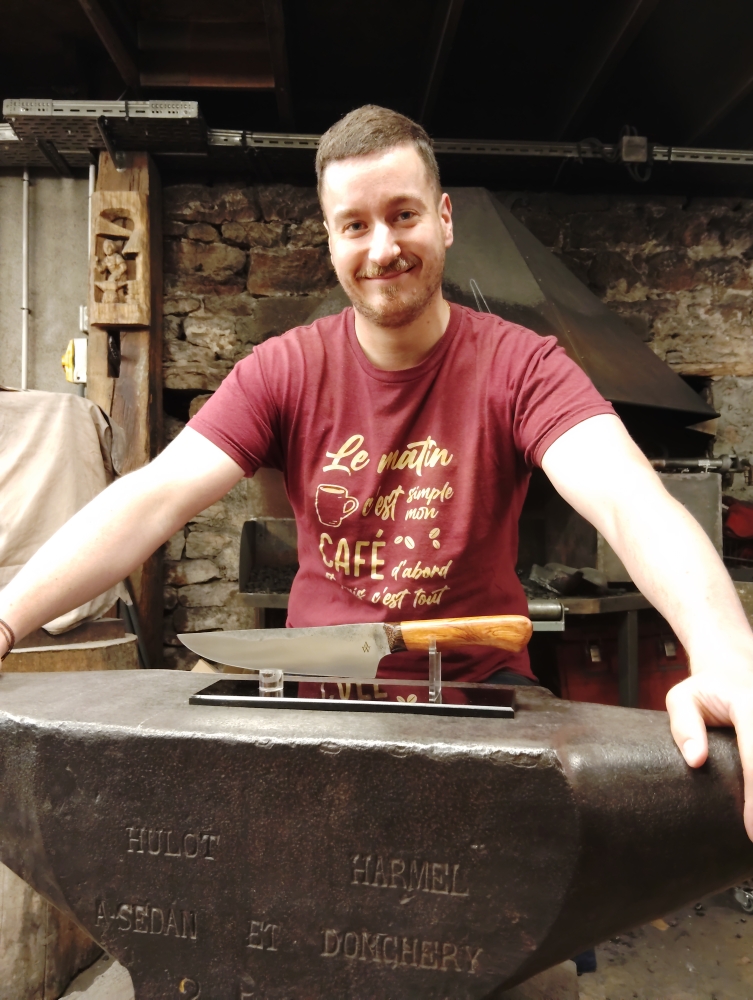 Stage de forge : Alex forge son couteau de cuisine artisanal, Vielverge, O Feu Forgé