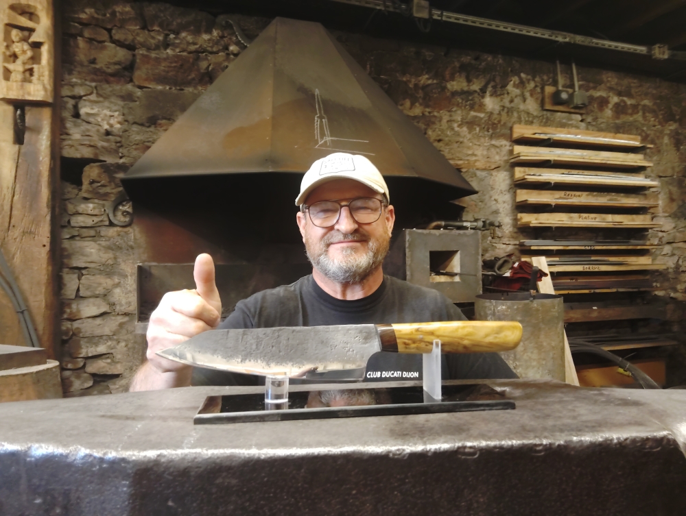 Couteau de cuisine forgé artisanal – La création unique de Frédéric, Vielverge, O Feu Forgé