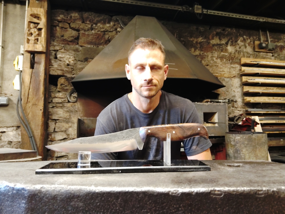 Couteau forgé artisanal – Le couteau unique réalisé par Max, Vielverge, O Feu Forgé