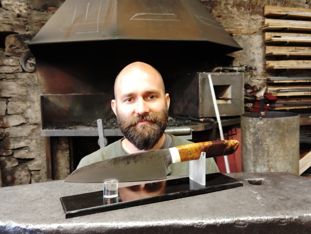 Stage de forge : Yannick réalise son couteau de cuisine artisanal, Vielverge, O Feu Forgé