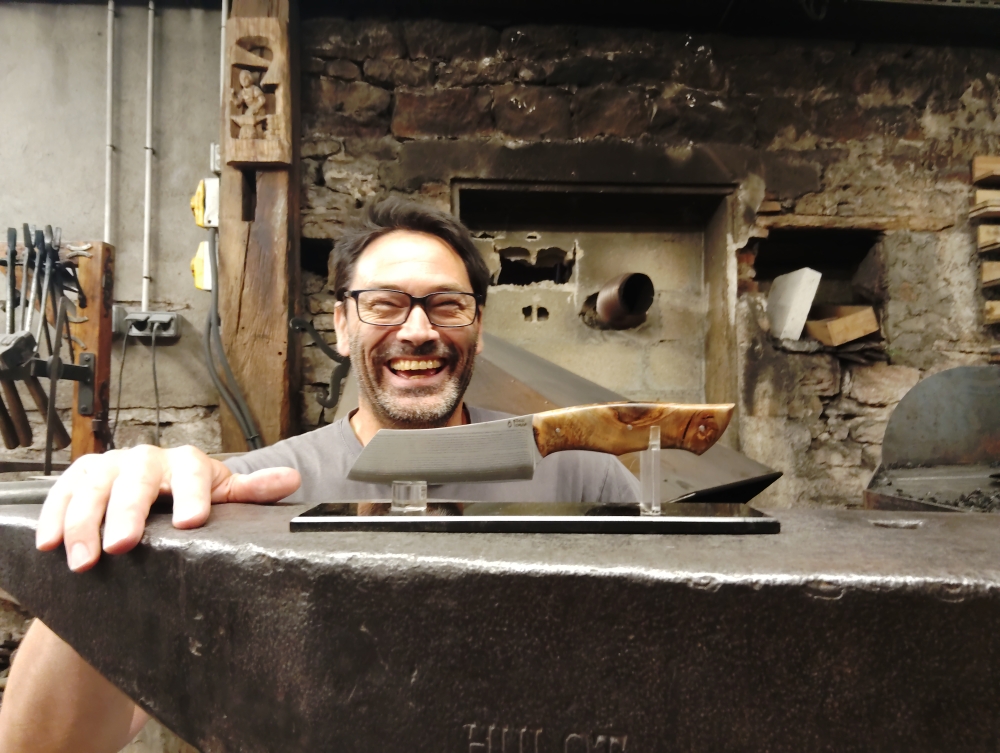 Sébastien réalise son couteau San-Maï en stage de coutellerie en Bourgogne, Vielverge, O Feu Forgé