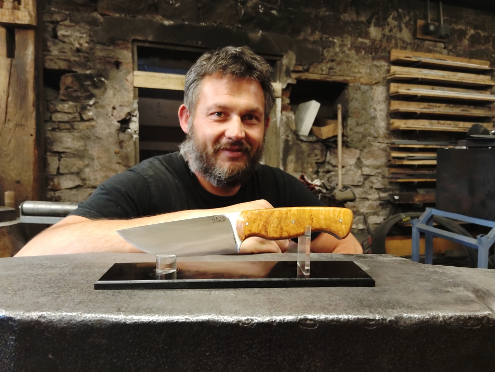 Stage de coutellerie en Bourgogne : Cyril forge son propre couteau artisanal, Vielverge, O Feu Forgé