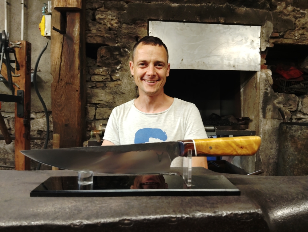 Sébastien, deux jours de forge pour créer son couteau de cuisine, Vielverge, O Feu Forgé