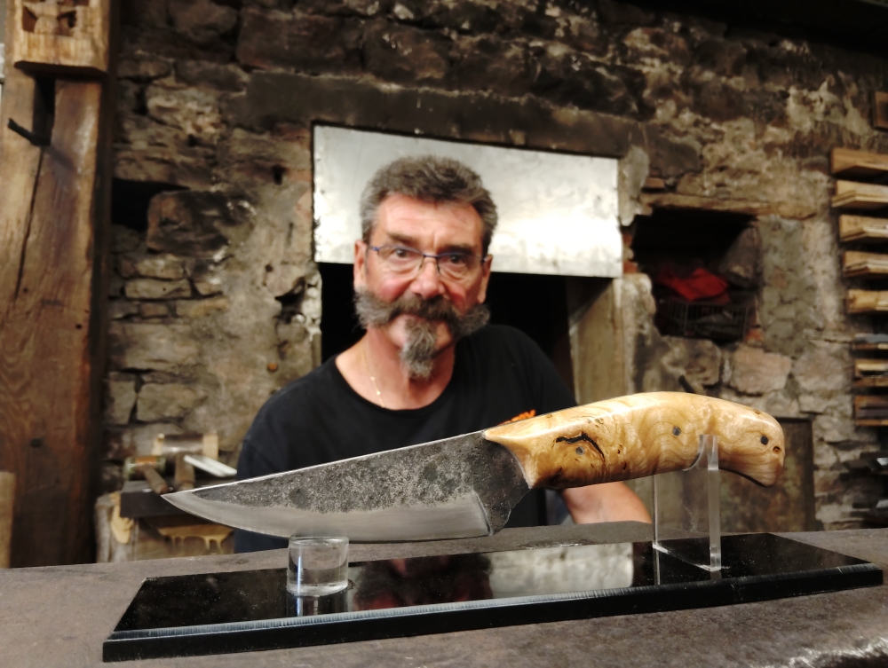 Michel, deux jours de forge pour créer son couteau utilitaire, Vielverge, O Feu Forgé