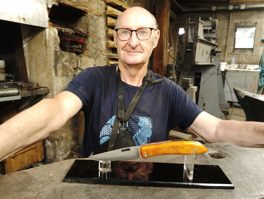 François : un collectionneur fabrique son premier couteau pliant Tochou, Vielverge, O Feu Forgé