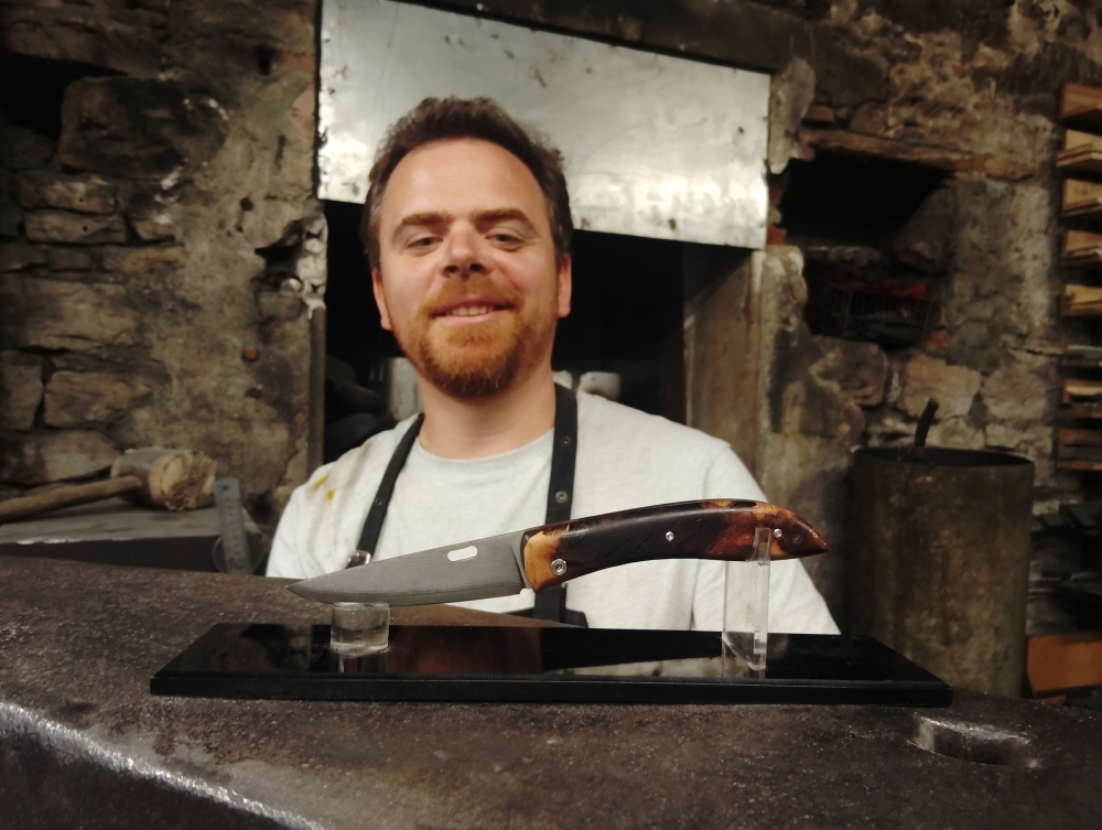 Arnaud : un couteau pliant Tochou en san mai et cep de vigne, Vielverge, O Feu Forgé