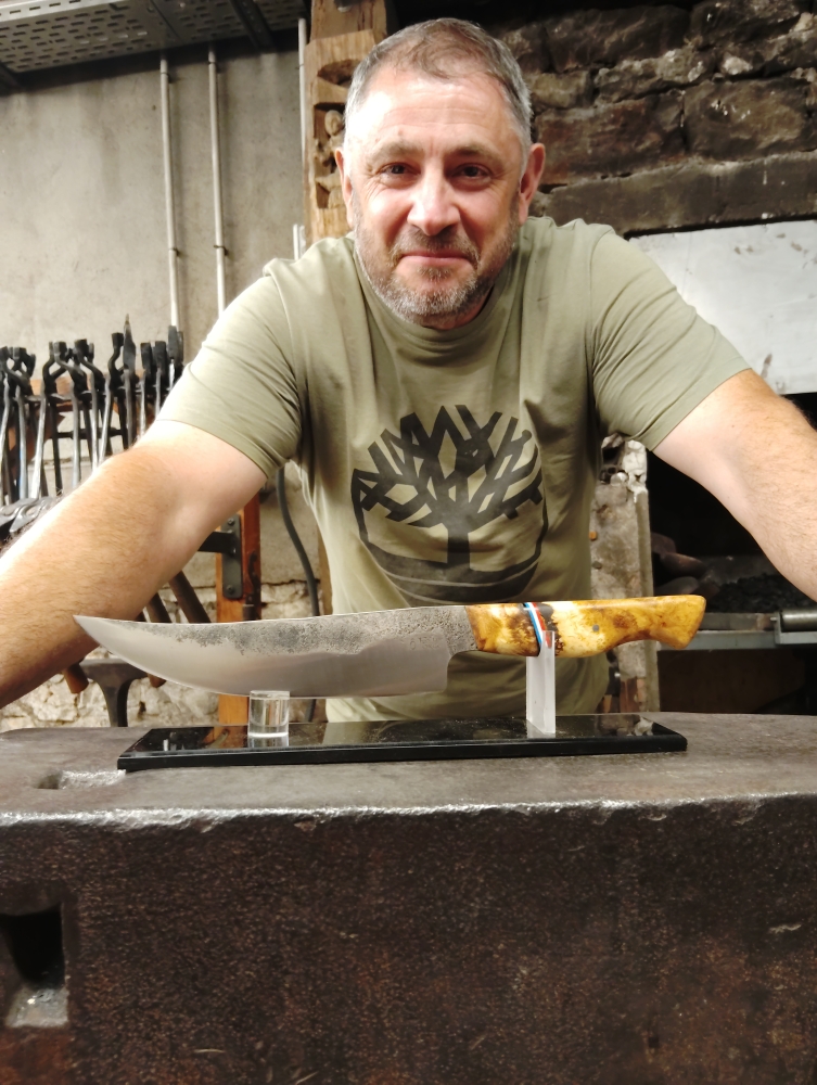 Un couteau de cuisine forgé à la main pendant un stage à l’atelier, Vielverge, O Feu Forgé