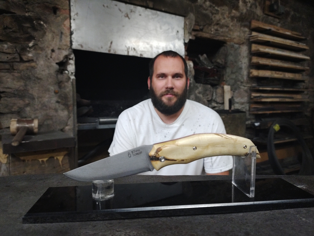 Emeric fabrique son couteau pliant Victorus en san-mai et racine de buis stabilisée, Vielverge, O Feu Forgé