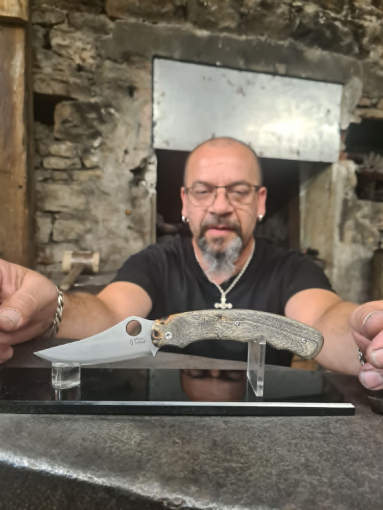 Slavko revient à l’atelier pour fabriquer son premier couteau pliant artisanalSlavko revient à l’atelier pour fabriquer son premier couteau pliant artisanal, Vielverge, O Feu Forgé