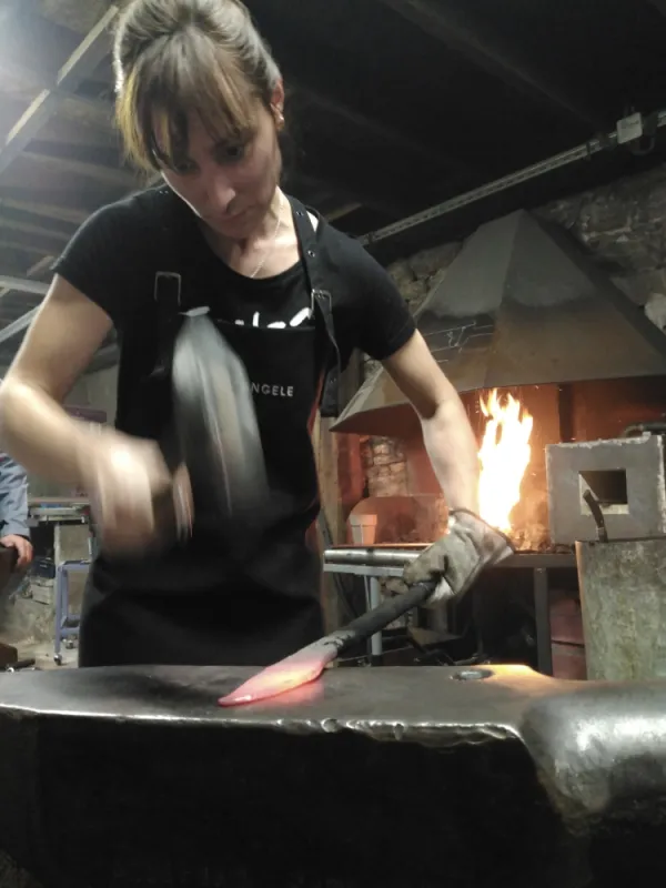 Couteau forgé, couteaux fixe, stage de forge coutellerie, artisan forgeron à Vielverge, ô Feu Forgé, Vielverge, O Feu Forgé