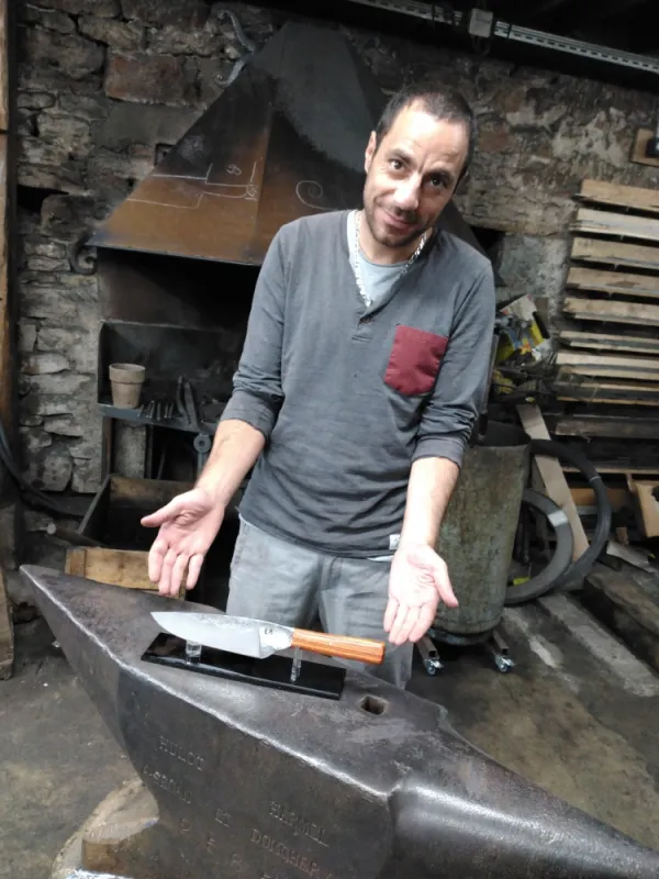 Couteau forgé, couteaux fixe, stage de forge coutellerie, artisan forgeron à Vielverge, ô Feu Forgé, Vielverge, O Feu Forgé