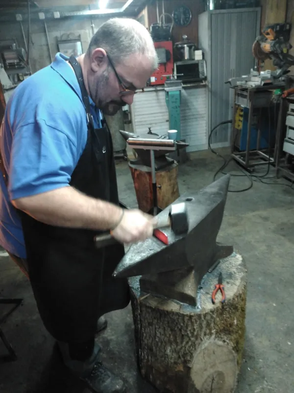 Couteau forgé, couteaux fixe, stage de forge coutellerie, artisan forgeron à Vielverge, ô Feu Forgé, Vielverge, O Feu Forgé