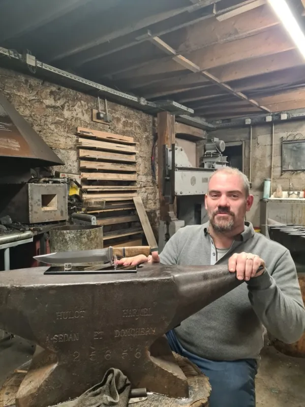 Couteau forgé, couteaux fixe, stage de forge coutellerie, artisan forgeron à Vielverge, ô Feu Forgé, Vielverge, O Feu Forgé