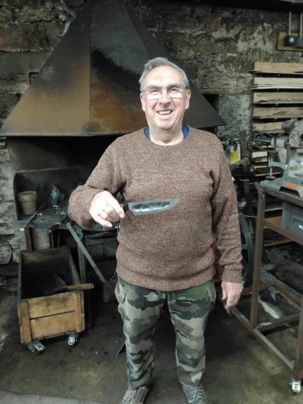 Couteau forgé, couteaux fixe, stage de forge coutellerie, artisan forgeron à Vielverge, ô Feu Forgé, Vielverge, O Feu Forgé