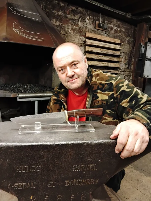 Stage de couteau forgé – 2 jours en immersion artisanal, Vielverge, O Feu Forgé