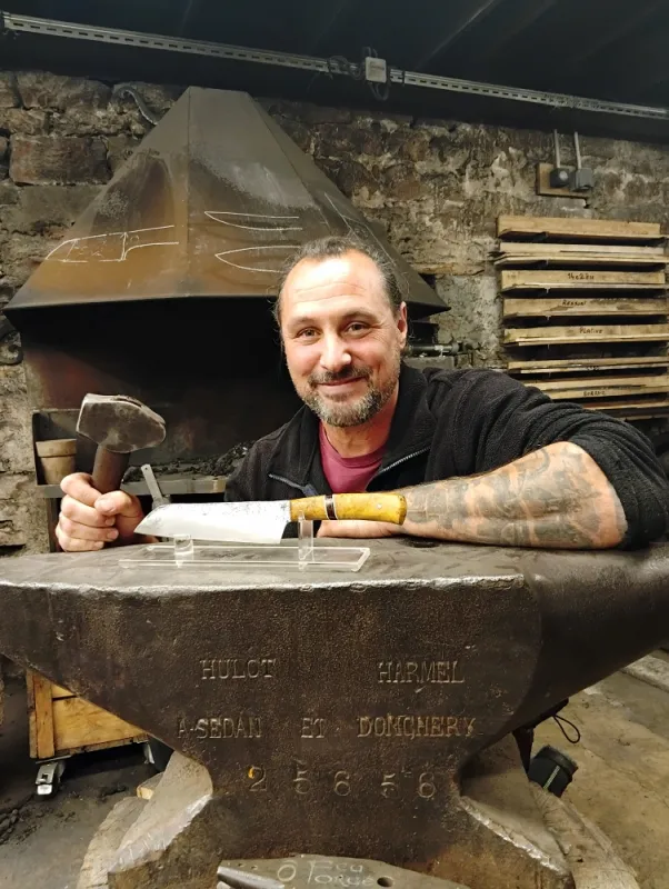 Stage de couteau forgé – 2 jours en immersion artisanal, Vielverge, O Feu Forgé