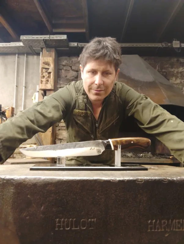 Stage de couteau forgé – 2 jours en immersion artisanal, Vielverge, O Feu Forgé
