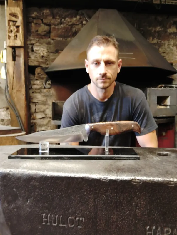 Stage de couteau forgé – 2 jours en immersion artisanal, Vielverge, O Feu Forgé