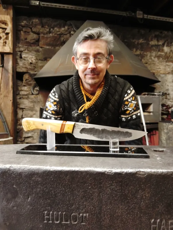 Stage de couteau forgé – 2 jours en immersion artisanal, Vielverge, O Feu Forgé