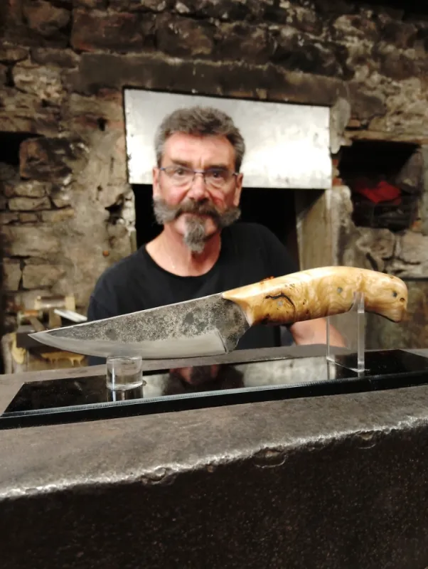 Stage de couteau forgé – 2 jours en immersion artisanal, Vielverge, O Feu Forgé