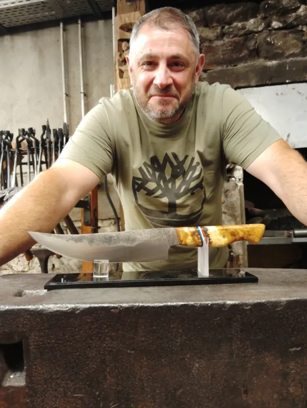 Stage de couteau forgé – 2 jours en immersion artisanal, Vielverge, O Feu Forgé