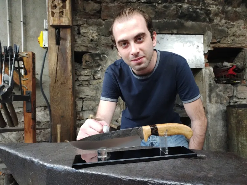 Stage de couteau forgé – 2 jours en immersion artisanal, Vielverge, O Feu Forgé