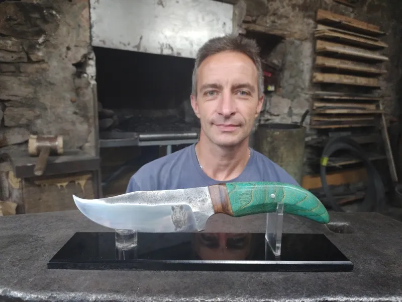 Stage de couteau forgé – 2 jours en immersion artisanal, Vielverge, O Feu Forgé