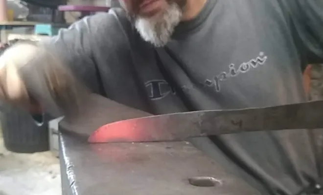 Couteau fixe ,stage de forge-coutellerie proche de Dijon , artisan ô feu forgé, forgeron-coutelier à Vielverge
