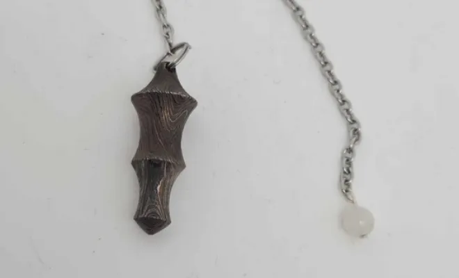 Pendule en acier damas, artisan ô feu forgé, forgeron à Vielverge