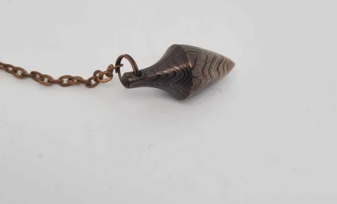 Pendule en acier damas, artisan ô feu forgé, forgeron à Vielverge