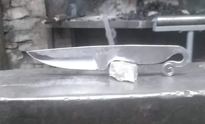 Couteau forgé ,stage de forge-coutellerie proche de Chalon-sur-Saône , artisan ô feu forgé, forgeron-coutelier à Vielverge