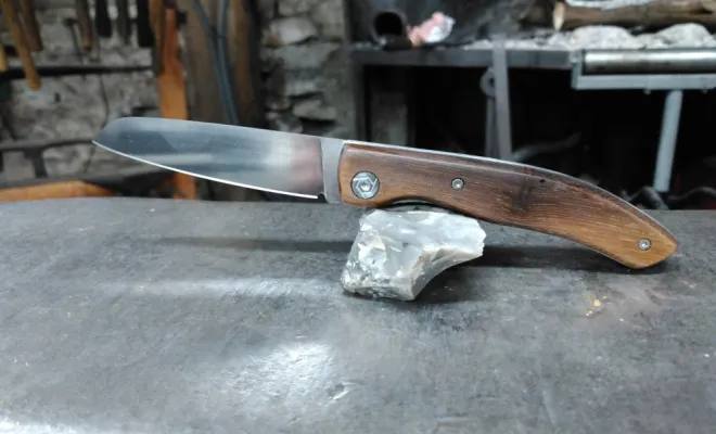Couteau pliant forgé, stage de forge coutellerie, artisan forgeron à Vielverge proche de Langres