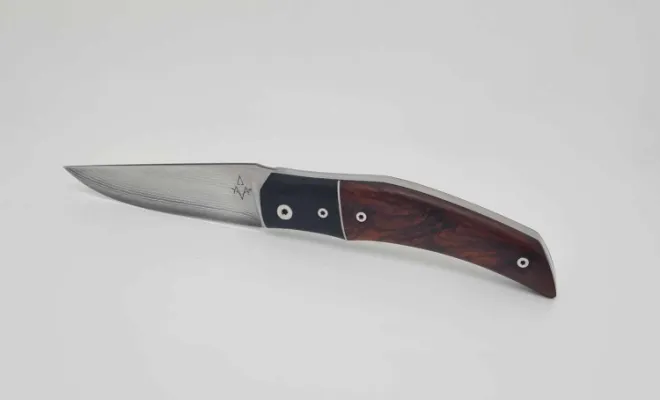 Nouveau modèle : Le Ranger ; couteau pliant artisanal, artisan ô feu forgé, forgeron-coutelier à Vielverge, Vielverge, O Feu Forgé