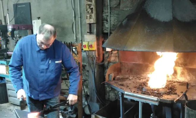 Couteau cuisine forgé, stage de forge coutellerie, ô Feu Forgé artisan forgeron à Vielverge proche de Langres, Vielverge, O Feu Forgé