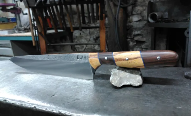 Couteau forgé, stage de forge coutellerie, artisan forgeron à Vielverge proche de Chalon-sur-Saône, Vielverge, O Feu Forgé