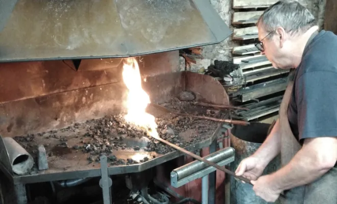 Couteau forgé, stage de forge-coutellerie proche de Besançon, artisan ô feu forgé, forgeron-coutelier, Vielverge, O Feu Forgé