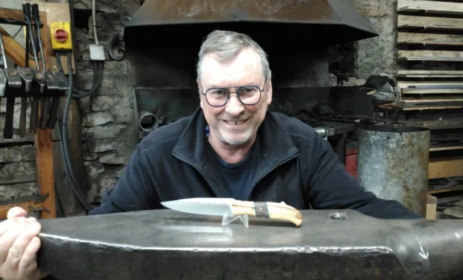 Couteau forgé, stage de forge-coutellerie proche de Besançon, artisan ô feu forgé, forgeron-coutelier, Vielverge, O Feu Forgé