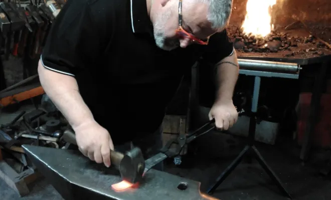 Couteau forgé, stage de forge-coutellerie proche de Dijon, artisan ô feu forgé, forgeron-coutelier, Vielverge, O Feu Forgé