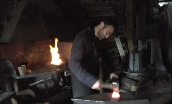 Couteau forgé, stage de forge coutellerie, artisan forgeron à Vielverge proche de Besançon, artisan ô feu forgé, forgeron-coutelier, Vielverge, O Feu Forgé