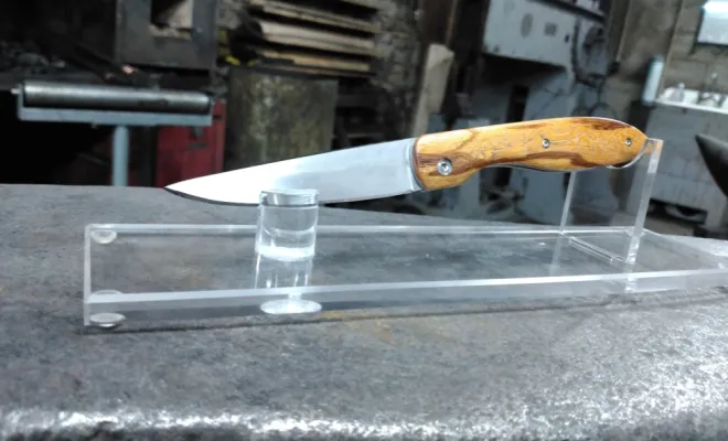 Le Tochou, couteau pliant artisanal, Vielverge, O Feu Forgé