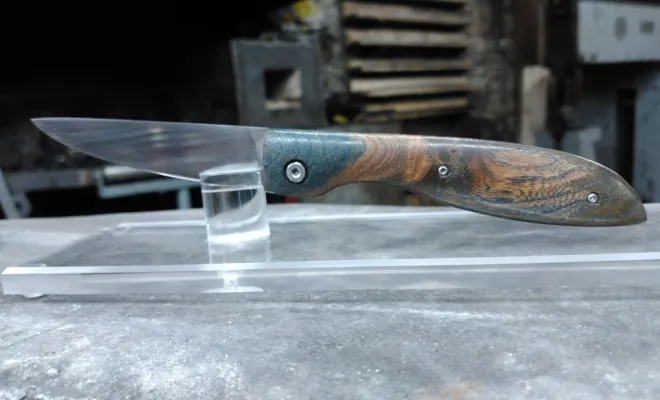 Le Tochou, couteau pliant artisanal, Vielverge, O Feu Forgé