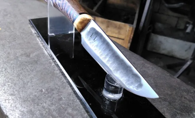 Couteau forgé, stage de forge coutellerie. ô feu forgé, artisan forgeron-coutellier à Vielverge proche de Besançon, Vielverge, O Feu Forgé