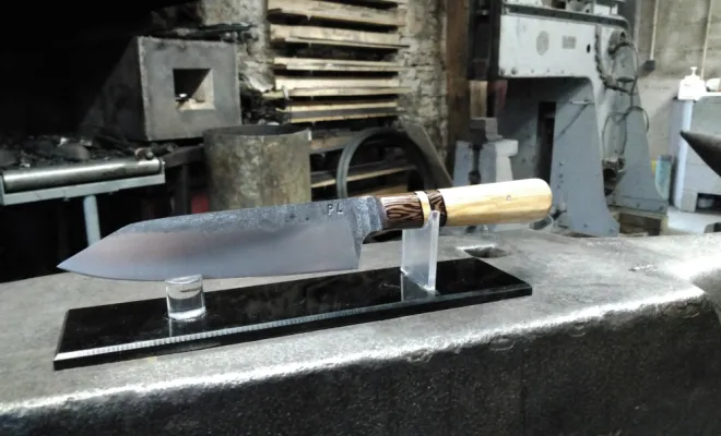 Couteau forgé, stage de forge coutellerie proche de Langres, artisan ô feu forgé, forgeron-coutelier, Vielverge, O Feu Forgé