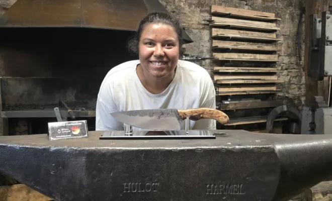 Deux lames, un souvenir : forger en couple dans la chaleur de l’atelier, Vielverge, O Feu Forgé