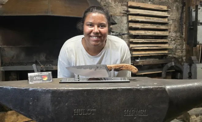 Deux lames, un souvenir : forger en couple dans la chaleur de l’atelier, Vielverge, O Feu Forgé