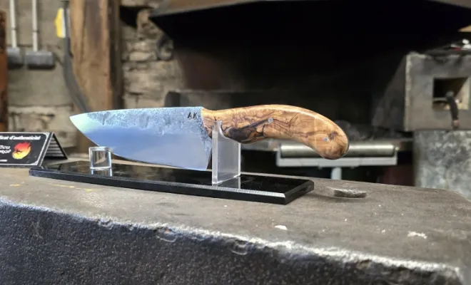 Deux lames, un souvenir : forger en couple dans la chaleur de l’atelier, Vielverge, O Feu Forgé